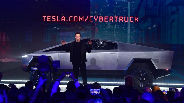 <p>Das Fahrzeug mit dem Namen „Cybertruck“ hat die ungewöhnliche dreieckige Form, die eher an einen Kampfjet als einen klassischen Pickup erinnert. Es wurde in einer geradezu futuristisch anmutenden Szenerie vorgestellt.</p>