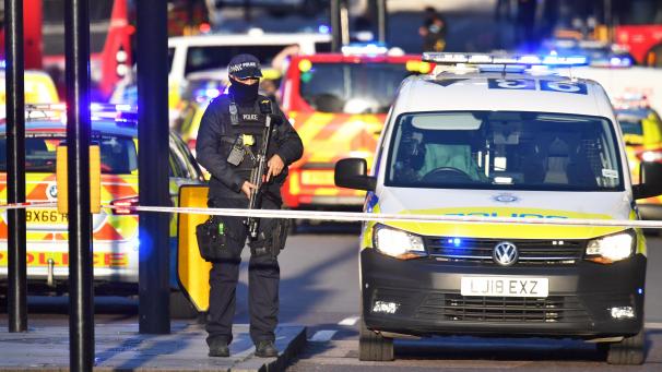 <p>Polizei am Tatort eines Vorfalls auf der London Bridge im Zentrum Londons.</p>