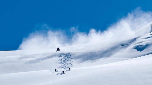 <p>Blauer Himmel, unverspurte Hänge: Durch den Transport mit dem Helikopter können Freerider mehrere solcher Traumabfahrten am Tag schaffen.</p>
