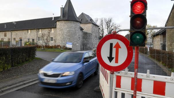 <p>Die Arbeiten an der Burgstraße dauern länger und werden teurer als gedacht. Der Verkehr wird vorerst weiterhin mit Ampeln einspurig geregelt.</p>