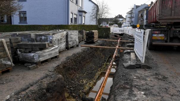 <p>Unter anderem bei den Hausanschlüssen an der Hauptstraße (Bild) gibt es aktuell Überraschungen. Bürgermeister Erwin Güsting mahnt: Verkehrsinfrastruktur und Abwasserklärung werden in Zukunft noch viel Geld verschlingen.</p>