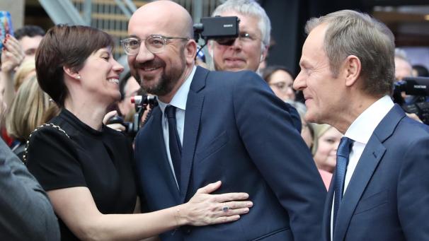 <p>Nach dem Stabwechsel nimmt Charles Michel die besten Wünsche von seiner Lebensgefährtin Amélie Derbaudenghien entgegen. Rechts: Donald Tusk.</p>