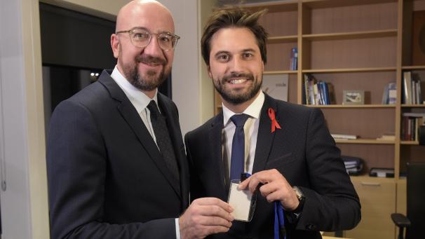 <p>Schlüsselübergabe am Sitz der MR: Der neue Parteichef Georges-Louis Bouchezt (r.) und sein Vorgänger, Charles Michel.</p>