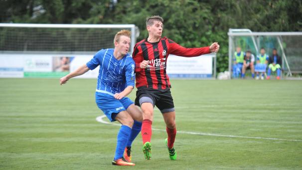 <p>Im Hinspiel besiegte der FC Eupen (Zeno Mennicken, l.) Daniel Henkes (r.) und den Honsfelder SV.</p>
