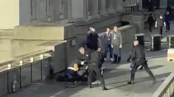 <p>Auf der London Bridge umstellen bewaffnete Polizisten einen auf dem Boden liegenden Mann (Auszug aus einem Video eines Twiter-Accounts).</p>