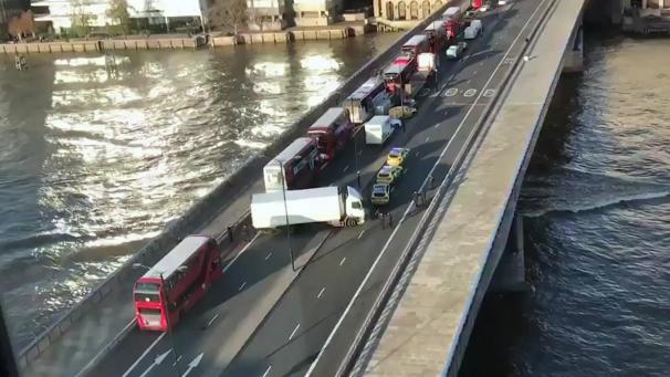 <p>Bewaffnete Polizisten umstellten auf der London Bridge einen Lkw, der nach einerm Zwischenfall auf der Brücke schräg über der Straße geparkt wurde.</p>