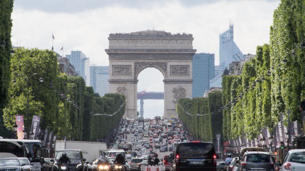 <p>Autos fahren über die Champs-Elysees unweit des Arc de Triomphe. Verpackungskünstler Christo will 2020 den Triumphbogen in Paris verhüllen.</p>