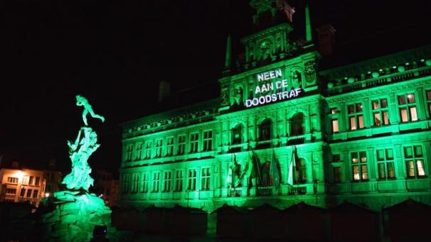 <p>Das Antwerpener Rathaus erstrahlte am Samstag ganz in Grün – die Farbe für Hoffnung.</p>