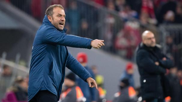 <p>Hansi Flick, Trainer vom FC Bayern München, gestikuliert am Spielfeldrand.</p>