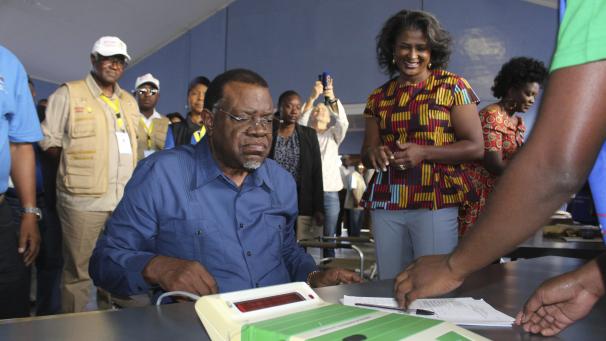 <p>Hage Geingob bei seiner Stimmabgabe</p>