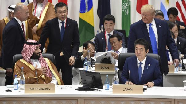 <p>Khashoggi-Mord, dramatische Lage der Menschenrechte und Krieg im Jemen: Saudi-Arabien steht international massiv in der Kritik. Im Rahmen der G20-Gruppe darf Kronprinz Mohammed bin Salman (links) nächstes Jahr trotzdem Trump (ganz rechts), Putin, Xi, Merkel und Co. in Riad empfangen.</p>