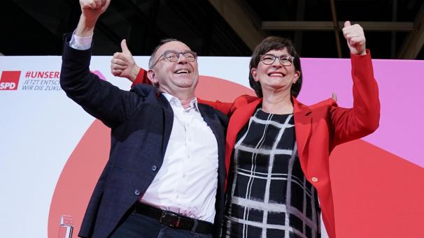 <p>Paukenschlag bei der SPD: Saskia Esken (r.) und Norbert Walter-Borjans gewannen die Stichwahl . Für ihre Konkurrenten, die GroKo-Befürworter Vizekanzler Olaf Scholz und Klara Geywitz, gab es eine herbe Niederlage.</p>
