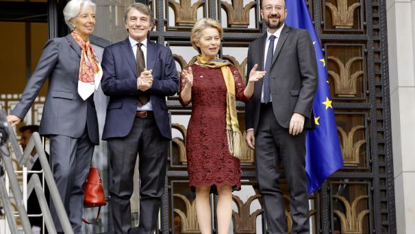<p>Christine Lagarde, Vorsitzende der Europäischen Zentralbank, David Sassoli, Präsident des Europäischen Parlaments, Ursula von der Leyen, Präsidentin der Europäischen Kommission, und Charles Michel, EU-Ratspräsident, stehen anlässlich des 10. Jahrestages des Inkrafttretens des Vertrags von Lissabon am Haus der Europäischen Geschichte (v.l.n.r.).</p>