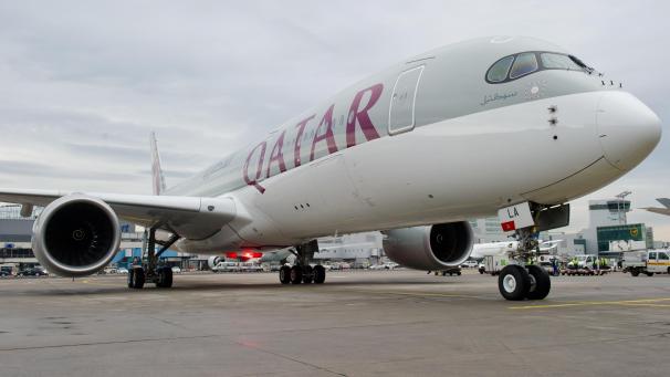<p>Ein Airbus A350 von Qatar Airways auf dem Flughafen von Frankfurt am Main. Der Chef der staatlichen katarischen Fluggesellschaft strebt eine Beteiligung an der Lufthansa an.</p>