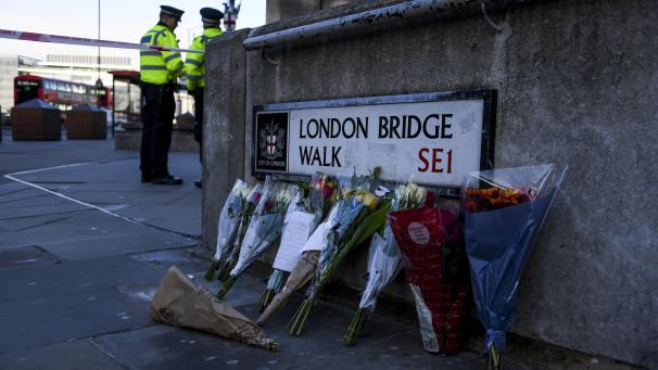 <p>Blumen an der London Bridge, wo der Attentäter zwei Menschen erstach.</p>