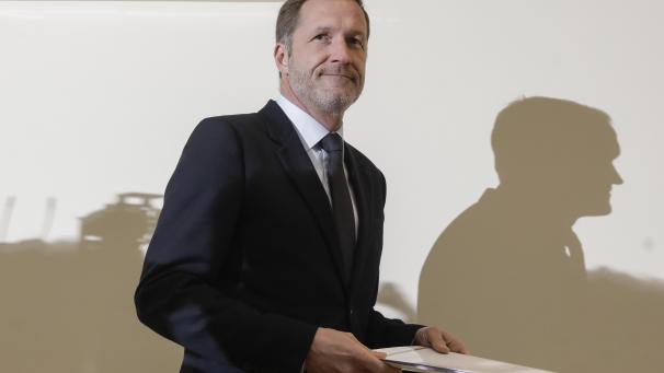 <p>Paul Magnette traf sich am Samstag mit Vertretern von sechs Regenbogenparteien.</p>