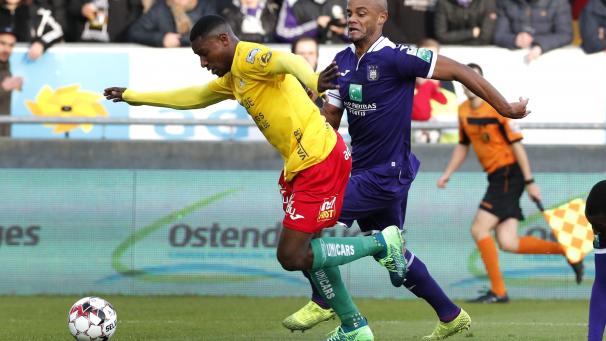 <p>Joseph Akpala (l.) war der Mann des Spiel gegen Vincent Kompany und den RSC Anderlecht.</p>