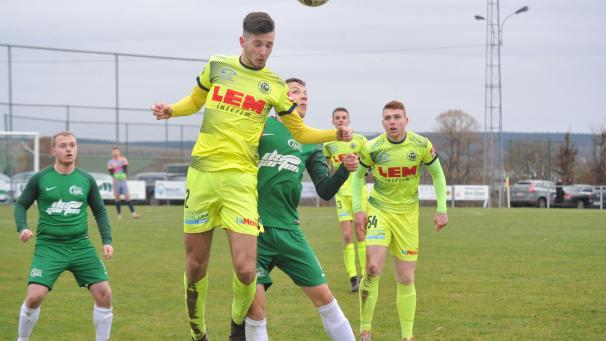 <p>Amels Matchwinner Peter Keller (l.) besorgte kurz nach der Pause das Tor des Tages.</p>