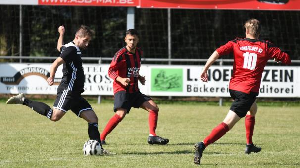 <p>Zuerst nicht eingeplant, dann zum Matchwinner avanciert: Rocheraths Jeremy Keller (beim Schuss)</p>