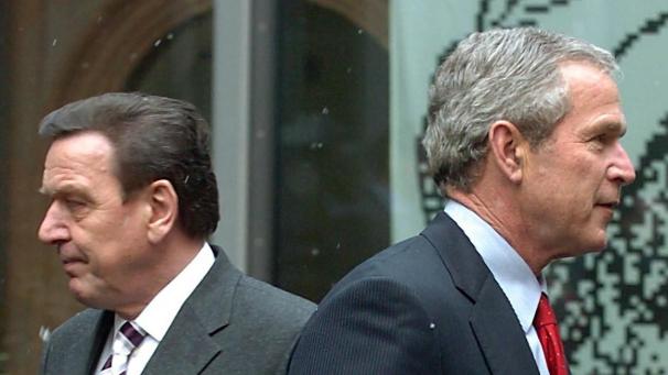 <p>Entzweiten sich in der NATO wegen der Irak-Politik der USA: Gerhard Schröder (l.) und George W. Bush</p>