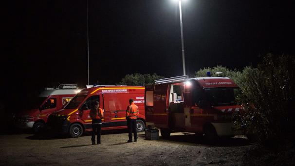 <p>Das Notfalldienstpersonal sichert das Gebiet um den Ort, an dem ein Hubschrauber des zivilen Sicherheitsdienstes bei einer Rettungsmission für Hochwasseropfer abgestürzt ist.</p>