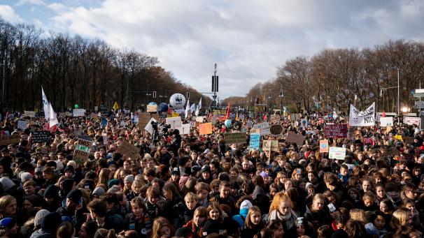 <p>Jugendliche nehmen an der Kundgebung von Fridays For Future am Brandenburger Tor teil. Vom 2. bis 13. Dezember 2019 findet die 25. UN-Klimakonferenz in Madrid statt, wo es um die Klimaschutzzusagen der Staaten, den internationalen Handel mit CO2-Verschmutzungsrechten sowie die Finanzierung von Klimaschäden durch Dürren und Stürme geht.</p>