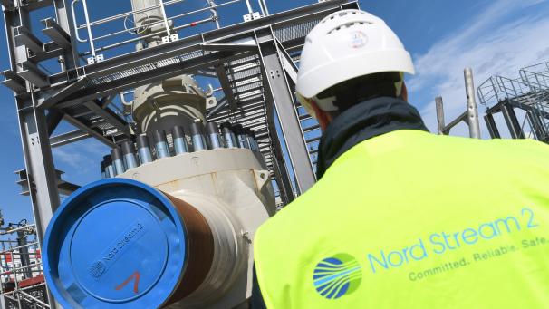 <p>Ein Arbeiter auf der Baustelle der Ostseepipeline Nord Stream 2 an der Molchempfangsstation in Lubmin. Die Gaspipeline soll jährlich rund 55 Milliarden Kubikmeter russisches Erdgas von Russland nach Deutschland transportieren.</p>