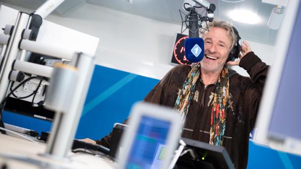 <p>Moderator Thomas Gottschalk steht bei einem Pressetermin beim Bayerischen Rundfunk in einem Radio-Studio. Foto: Matthias</p>