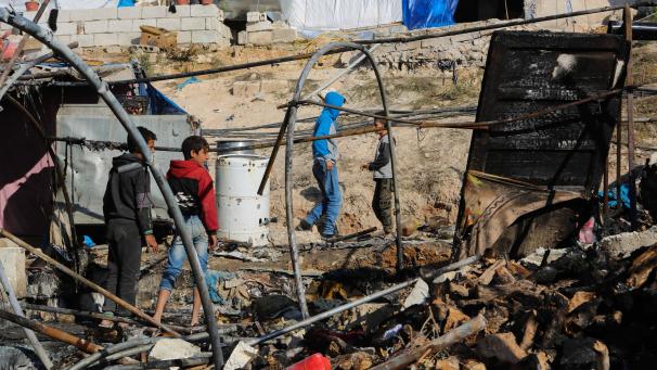 <p>Kinder stehen zwischen den Trümmern eines zerstörten Flüchtlingslagers im Norden Syriens nahe der Grenze zur Türkei. Rebellen machten die Armee von Syriens Präsident al-Assad für den Beschuss verantwortlich. Die Raketen sollen demnach aus einer Gegend abgefeuert worden sein, die von Regierungstruppen kontrolliert wird.</p>