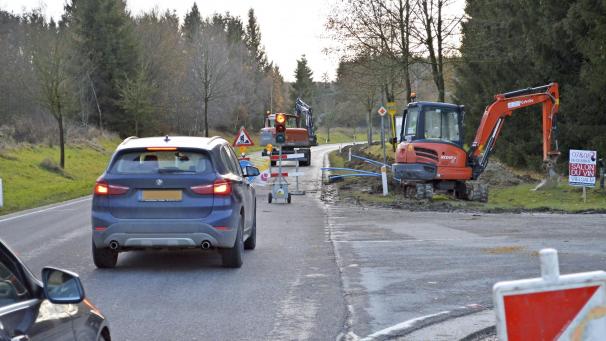 <p>Die Verlegung von Glasfaserkabel entlang der N 62 sorgt für Verkehrsbeeinträchtigungen auf dieser vielbefahrenen Strecke zwischen St.Vith und Luxemburg.</p>