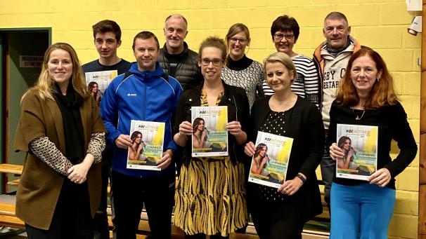 <p>Zu erkennen sind neben Ministerin Weykmans und Joseph Ganser (Fachbereich Sport, Vierter von links) die fünf Preisträger, die durch die Teilnahme am Gewinnspiel eine Prämie von 150 Euro gewonnen haben. Der Vorstand des BC Dynamo Herbesthal, bei dem die Preisverleihung stattgefunden hatte, ist ebenfalls zu erkennen.</p>