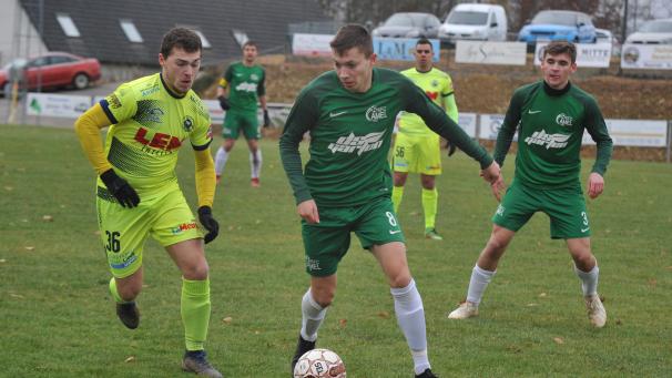 <p>Joé Veithen (am Ball) holte sich von Trainer Robin Demarteau ein Sonderlob ab: „Er war sehr mobil und sehr oft anspielbar. Das hatte ich gefordert.“</p>
