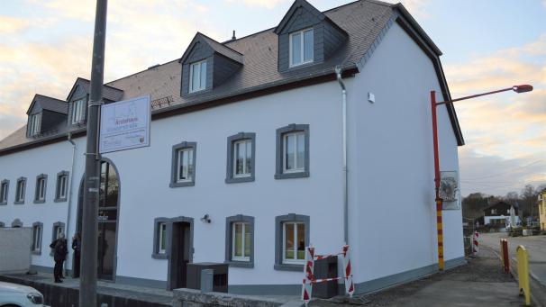 <p>Die Praxis des Ärztehauses befindet sich gegenüber der Schule in Oudler.</p>