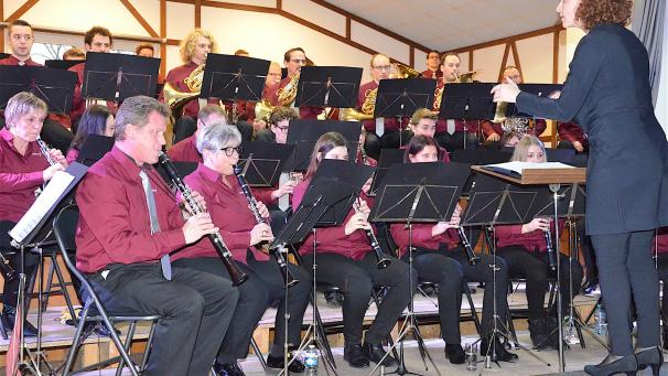 <p>Das Symphonische Blasorchester der Belgischen Eifel, kurz sbbe, konzertierte am Sonntag in Medell zum Teil unter der Leitung von Gastdirigentin Vera Hofman.</p>