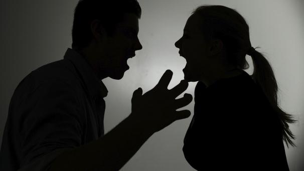 <p>Ein Paar aus der Gemeinde Amel trennte sich, womit der Mann nicht fertig wurde. Er steht wegen vorsätzlicher Körperverletzung, Waffenbesitz und Belästigung vor Gericht.</p>