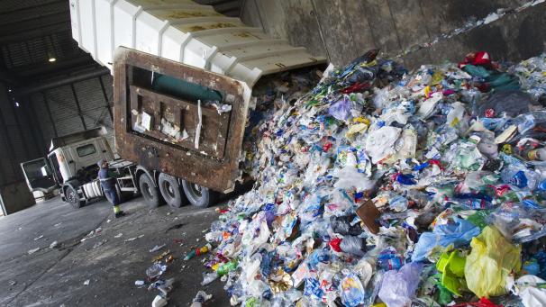 <p>Abfall wird in Palma auf einer Deponie entladen. Um den Massen an Plastik und Einwegverpackungen Herr zu werden, haben die Balearen seit Anfang des Jahres ein neues Gesetz.</p>