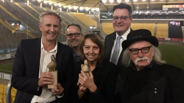 <p>Journalisten-Preis im Aachener Tivoli vergeben: (v.l.) Preisträger Christoph Pauli, Laudator Tom Thelen (Chefredakteur Zeitungsverlag Aachen), Preisträgerin Dr. Nina Mika-Helfmeier, Laudator Dr. Tim Grüttemeier, Hubert vom Venn (DJV-Bezirksvorsitzender)</p>