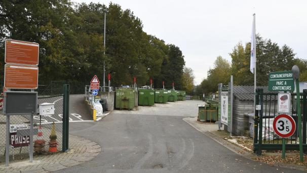 <p>Zufahrt und Ausfahrt erfolgen bisher auf dem gleichen Weg – da kommt es oft zu Problemen durch fehlenden Platz. Die Bediensteten müssten „häufig als Verkehrspolizisten tätig sein“, heißt es bei Intradel.</p>