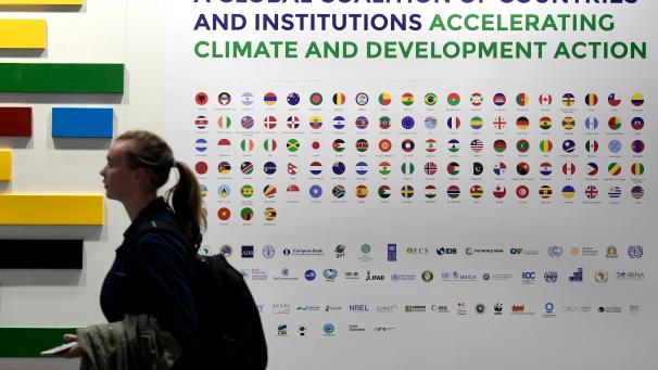 <p>Eine Besucherin nimmt an der UN-Klimakonferenz COP25 auf dem Messegelände „IFEMA - Feria de Madrid“ in Madrid teil.</p>