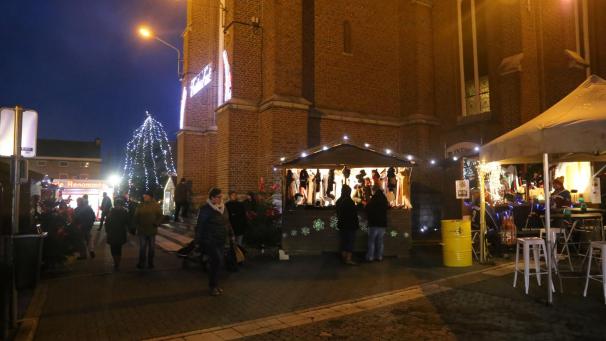 <p>Besucher können bei gemütlicher Atmosphäre über den Kirchplatz schlendern.</p>