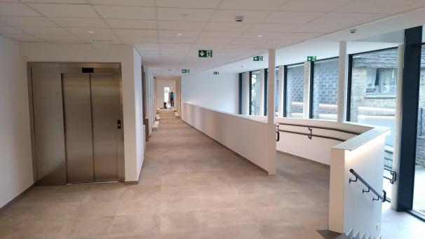 <p>„Hell, geräumig, funktionell, behindertengerecht und ohne Schnickschnack und Luxus“. DIese Maxime gab Büllingens Bürgermeister Friedhelm Wirtz schon vor dem Bau des neuen Rathauses aus. Vom Ergebnis kann sich die Bevölkerung bei einem Tag der offenen Tür am Sonntag, 26. Januar 2020, selbst überzeugen.</p>
