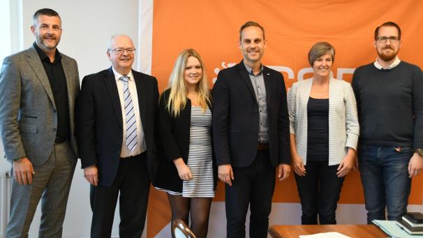 <p>Archivbild der CSP-Fraktion gemeinsam mit Regionalpräsident Pascal Arimont (ganz links): Robert Nelles, Jolyn Huppertz, Colin Kraft, Sandra Houben und Jérôme Franssen (von links). Auf dem Bild fehlt Patricia Creutz-Vilvoye.</p>