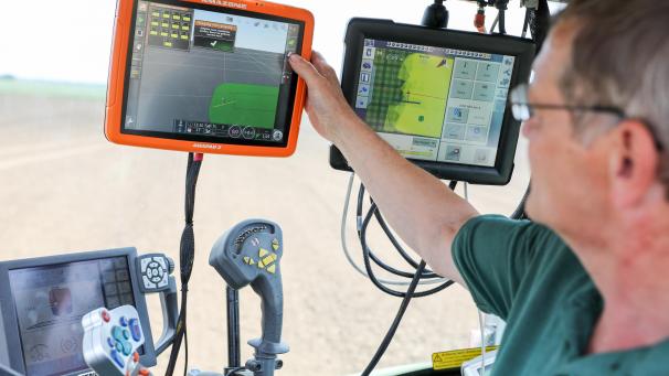 <p>5G auf dem Trekker: Automatisiertes Ausbringen von Düngemitteln durch GPS.</p>