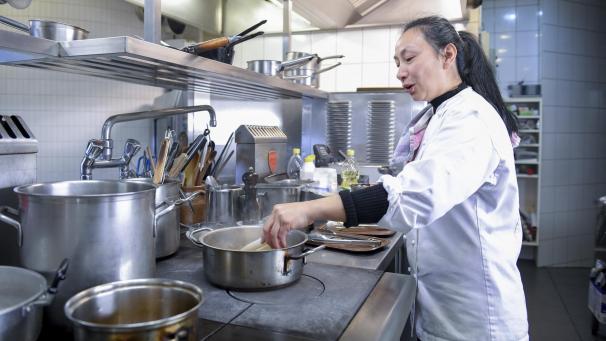 <p>Thi Kim Bon LE (Foto) und Van Phuoc PHAN führen das Couleur Rouge in der Gospertstraße. Gemeinsam mit dem Restauranten Antoine haben sie den Einstieg in den Guide Michelin geschafft.</p>
