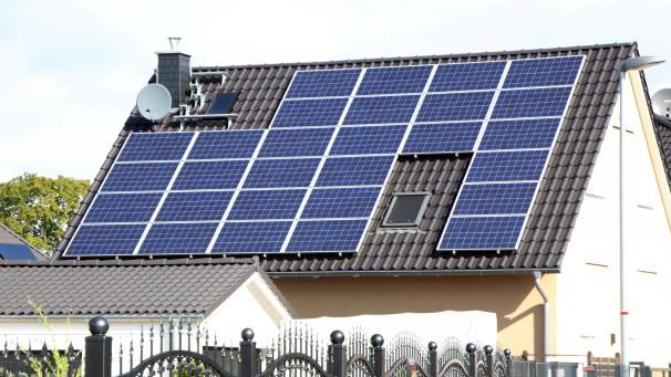 <p>Besitzer von Fotovoltaikanlagen sollen ab Januar für das Einspeisen ihrer Stromproduktion ins öffentliche Netz zur Kasse gebeten werden. Es soll keinen Aufschub mehr geben.</p>