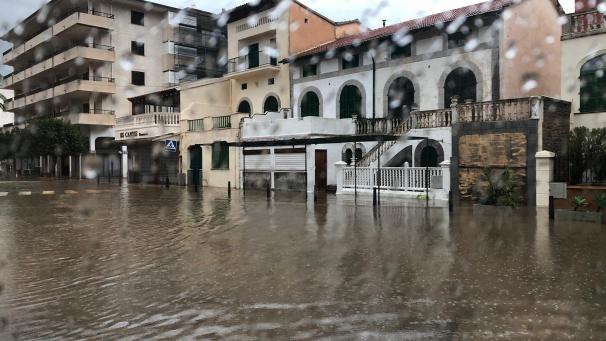 <p>Wasser überschwemmt einen Platz im Dorf Soller auf Mallorca nach sintflutartigem Regenfällen.</p>