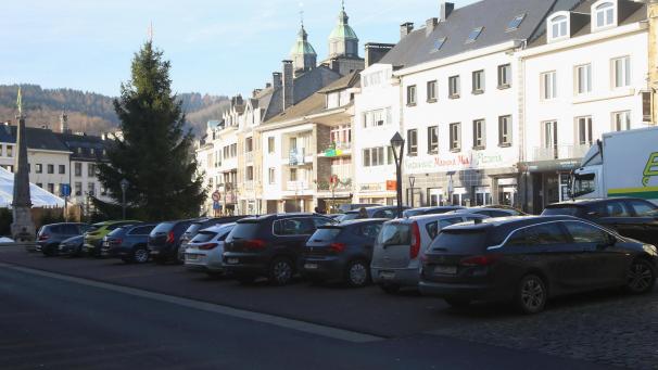 <p>Bilder wie diese von einer vollgeparkten Malmedyer Innenstadt, hier der Albertplatz, sollen bald der Vergangenheit angehören. Für Abhilfe soll ein neuer, größerer und zentrumsnaher Parkplatz sorgen.</p>