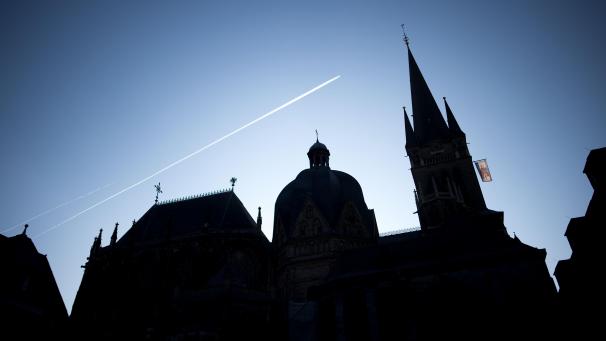 <p>Der Aachener Dom. Gegen den Aachener Weihbischof Johannes Bündgens ermittelt die Staatsanwaltschaft. Er soll zu Unrecht eine größere Summe Geld angenommen haben.</p>