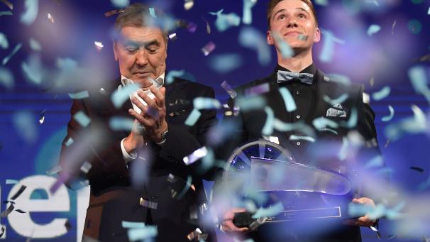 <p>Große Vergangenheit und goldene Zukunft gemeinsam auf einer Bühne: Eddy Merckx (l.) überreichte das „Kristallen Fiets“ an Remco Evenepoel.</p>