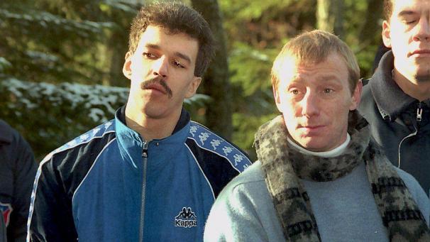 <p>Die Aufnahme entstand im Dezember 1996 bei einem Ortstermin in Lierneux, wo die Leichen von Marc und Corine entdeckt wurden. Links erkennt man den am Donnerstag verstorbenen Thierry Bourgard und rechts dessen bereits 2015 verstorbenen Komplizen Thierry Muselle.</p>